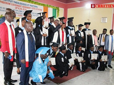 Graduation : « Vase d’honneur », la 22è promotion de FREEDOM COVENANT SEMINARY Côte d’Ivoire présentée au corps de Christ
