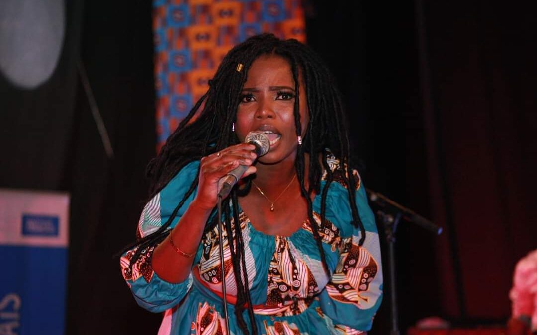 Musique Une chanteuse connue pour ses succès dans la musique mondaine, décide de chanter