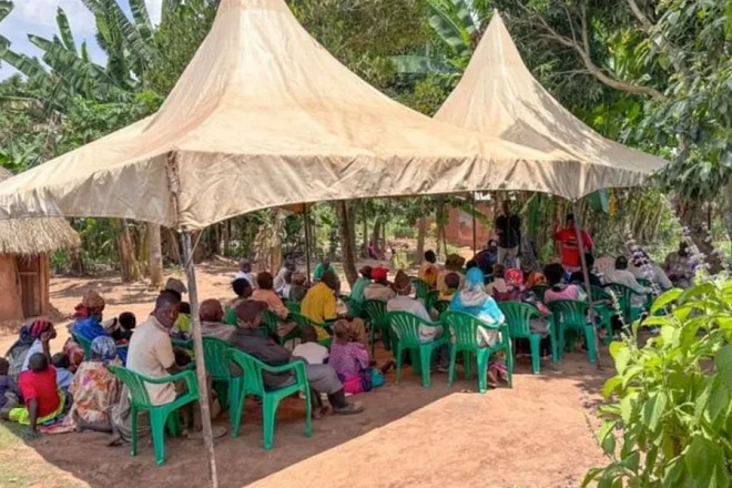 Des missionnaires ouvrent une église dans un village de lépreux en Ouganda