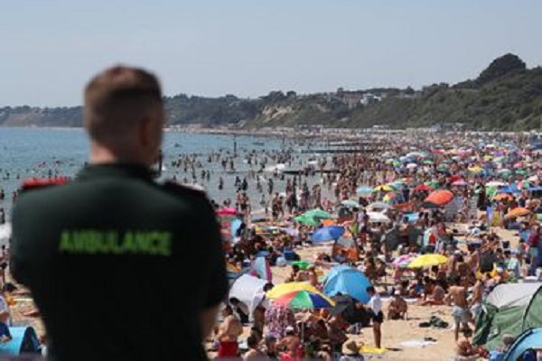 Des centaines de personnes consacrent leur vie à Christ lors d'un événement sur la plage de Bournemouth, en Angleterre