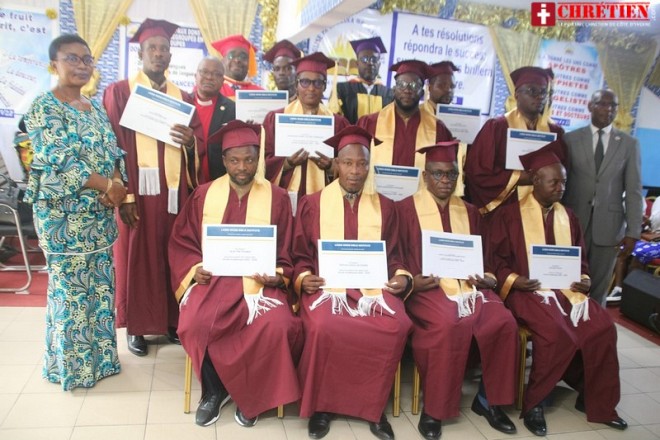 Graduation et ordination : Living Word Bible Institut envoie une nouvelle génération de pasteurs sous le signe du réveil