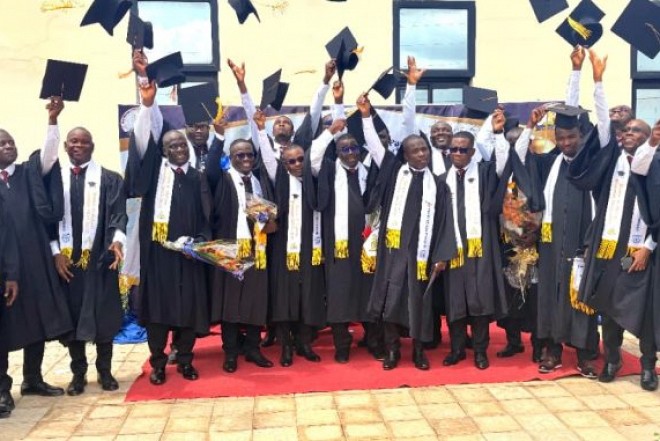Les Assemblées de Dieu consacrent une nouvelle génération de pasteurs, plus de 100 diplômés pour renforcer l'Église