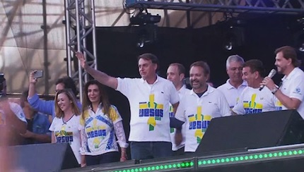 Incroyable mais vrai ! Trois millions de chrétiens dans la Marche pour Jésus au Brésil Bolsaro%20dans%20marche%20pour%20jesus