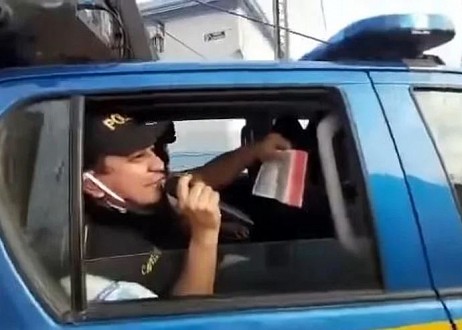 Covid-19, des policiers prêchent l'Évangile à partir de véhicules dans les rues du Guatemala