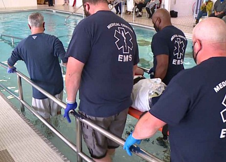 Benjamin Pratt paralysé depuis 15 ans est baptisé dans l'eau quand il décide de donner sa vie à Jésus