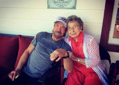 Chuck Norris rend honneur à sa mère de 100 ans qui a beaucoup prié pour lui