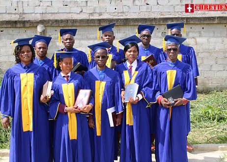 Graduation et ordination – 12 pasteurs reçoivent leur diplôme de fin d’étude à Living Word Bible Institute de Dabou-Lopou