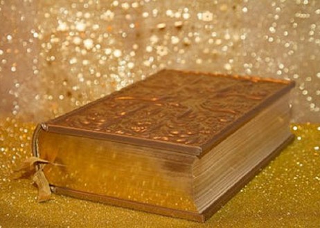 Découverte d'une Bible en or massif trouvée dans une zone rurale par une infirmière