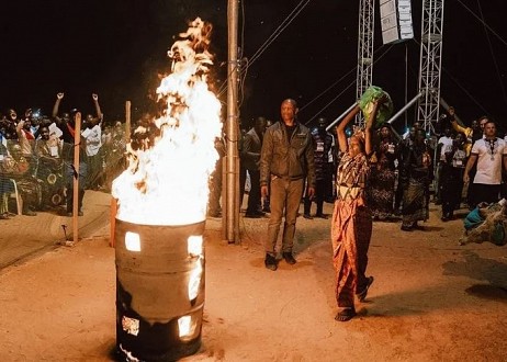 Une sorcière se rend à Jésus et brûle des amulettes et des fétiches après avoir entendu une prédication  de Daniel Kolenda en Zambie