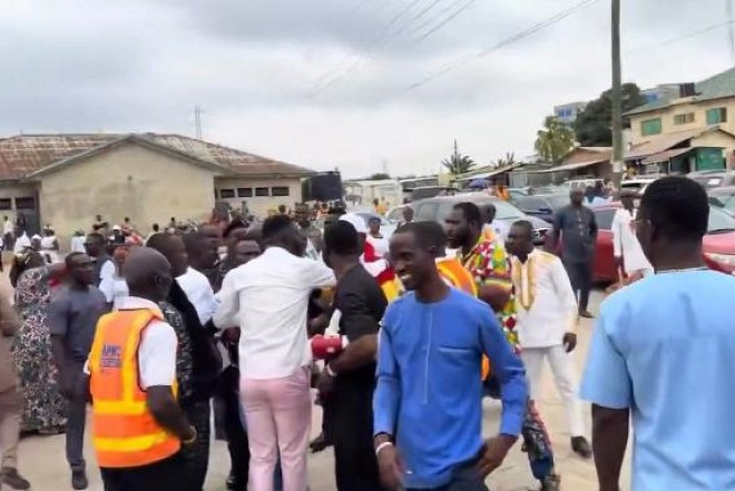 Les membres de l'Église Resurrection Power au Ghana protestent contre un détournement de fonds présumé