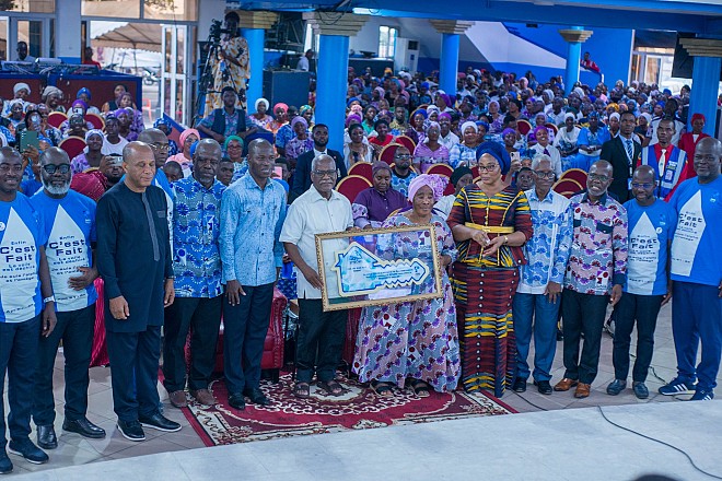 Résidence Shalom : les fidèles de l’EPBOMI honorent le Rév. Dr DION Yayé Robert par le don d’une maison à l’occasion des 50 ans de l’Église