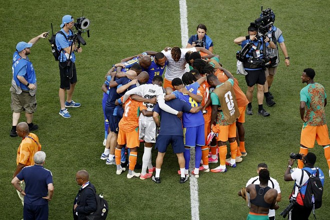 Des joueurs de nations adverses unis dans la prière pendant la Coupe du Monde